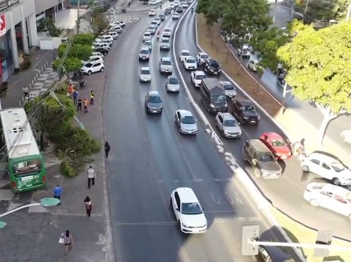 Veja Vídeos: Ônibus da Rápido Cuiabá perde o controle em avenida ‘bate’ em poste e derruba árvore; não há feridos