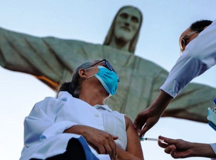 O que explica queda abrupta de casos de covid-19 na América do Sul e no Brasil