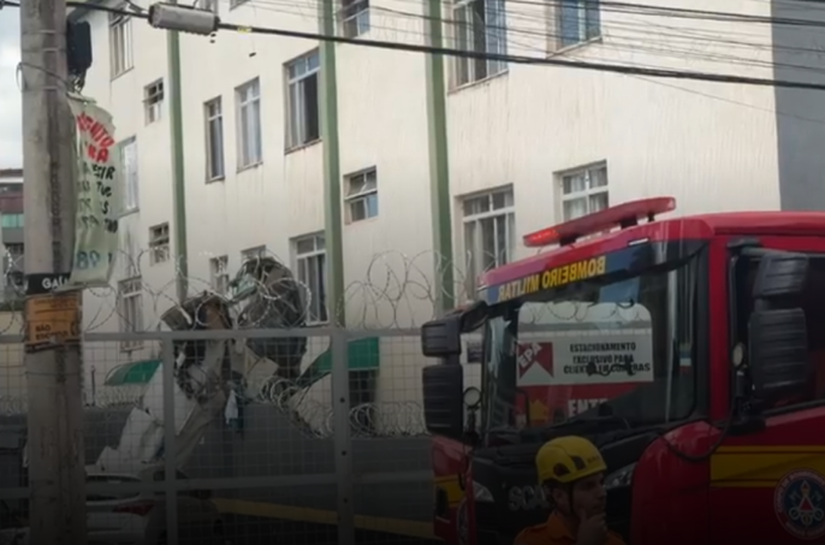Avião de pequeno porte cai, atinge prédio em Belo Horizonte e mata 2