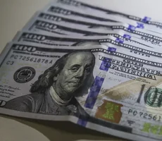 Dólar fecha abaixo de R$ 4,90 pela primeira vez em 28 meses