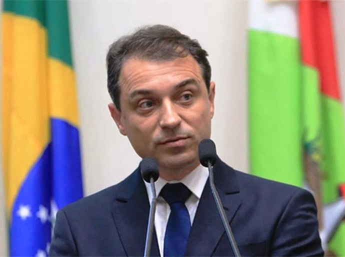Assembleia de SC abre processo de impeachment contra governador e vice