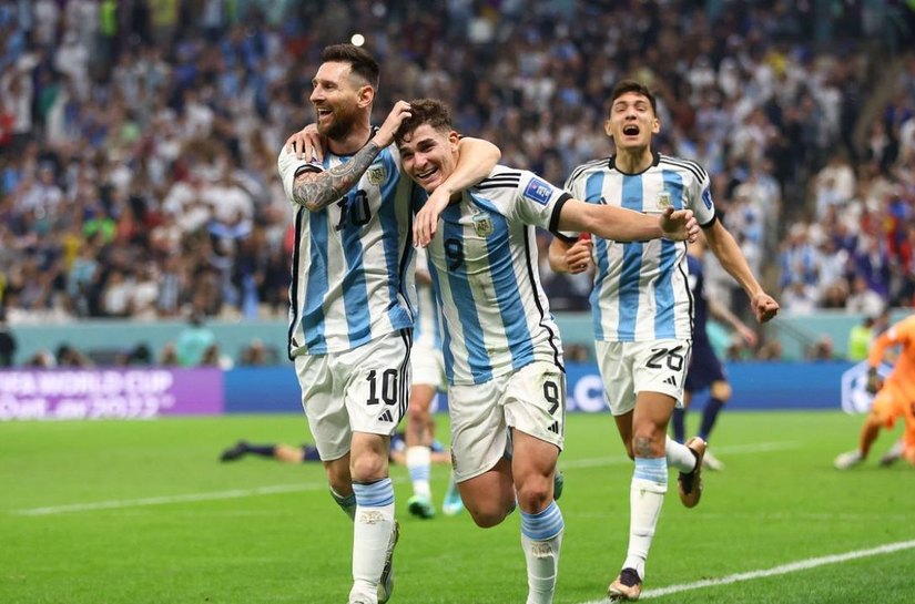 Com brilho de Messi e Álvarez, Argentina chega à final da Copa