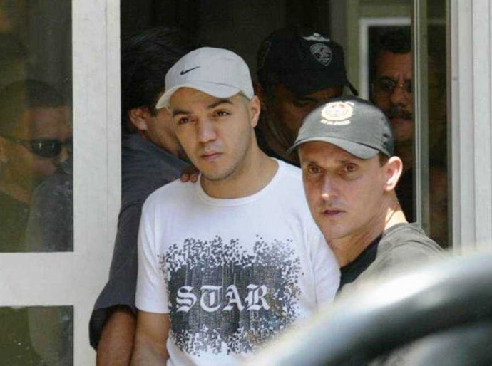 Belo é levado para presídio após prisão por aglomeração e show em escola na Maré