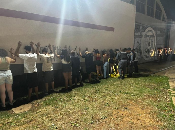 Veja Fotos e Vídeo: PM fecha festa em Cuiabá com álcool, cocaína e maconha em Cuiabá e leva 26 para a delegacia, inclusive adolescentes