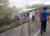 Colisão entre van e caminhão na BR-116 provoca 15 mortes