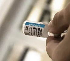 Após cinco anos de vacinação, covid recua, mas ainda preocupa