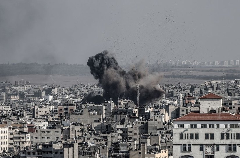 Faixa de Gaza é bombardeada após fim de prazo dado por Israel