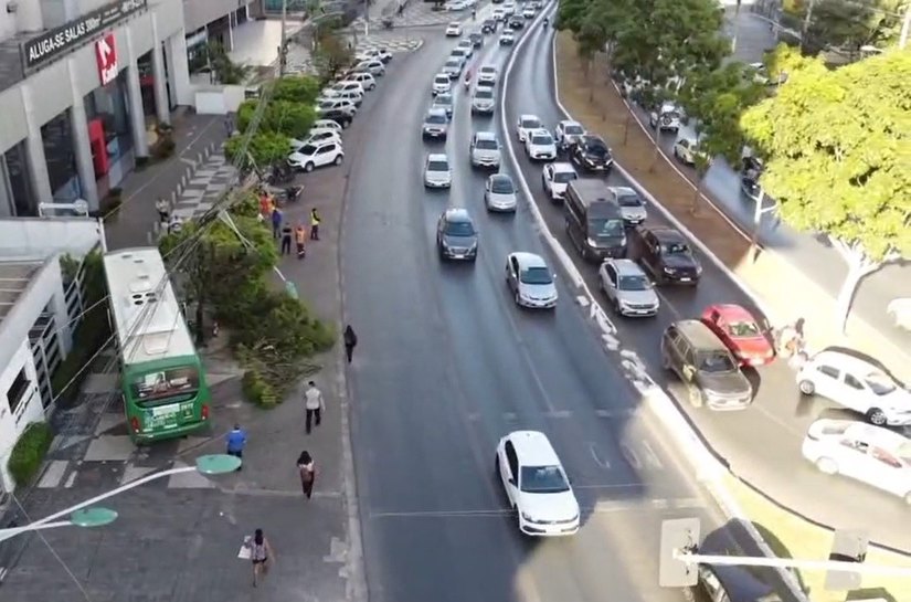 Veja Vídeos: Ônibus da Rápido Cuiabá perde o controle em avenida ‘bate’ em poste e derruba árvore; não há feridos