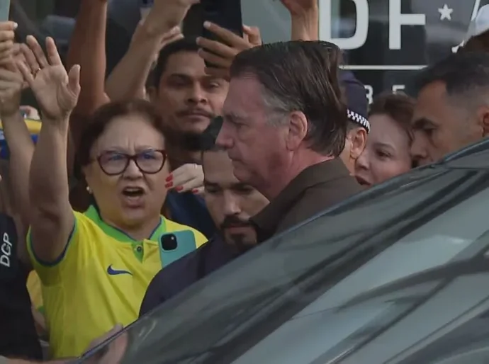 Bolsonaro deixa condomínio pela primeira vez após condenação