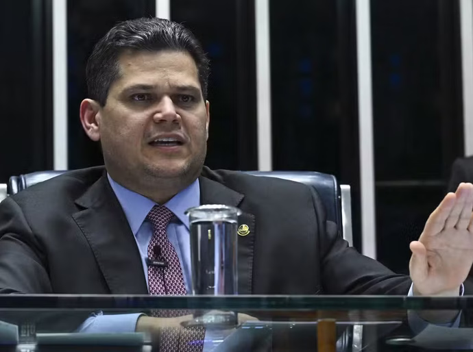 Davi Alcolumbre promulga PL da Dosimetria e abre caminho para redução da pena de Bolsonaro