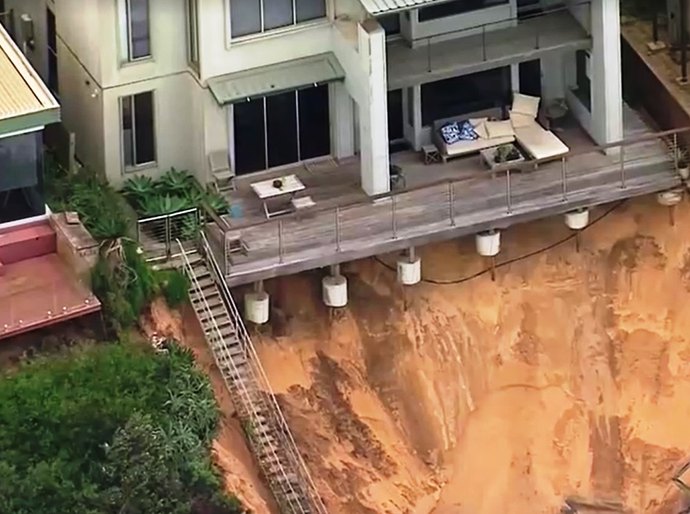 Moradores saem de casa enquanto mansões despencam em mar da Austrália