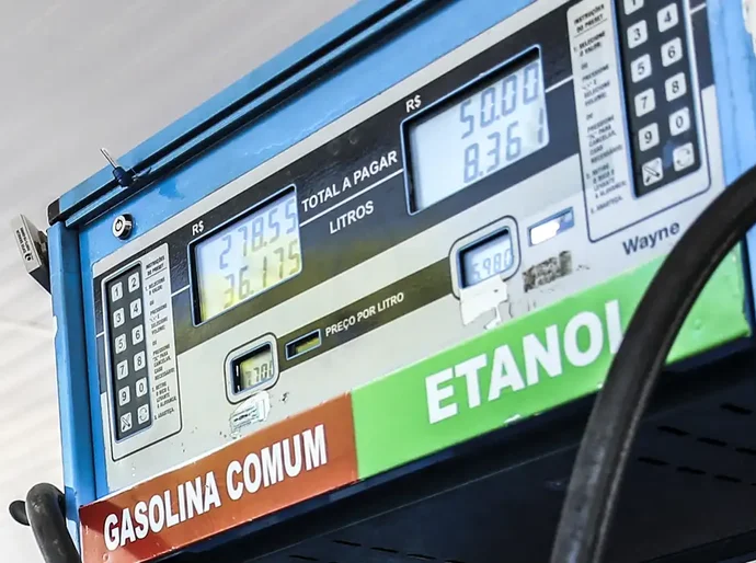 Petrobras reduz preço da gasolina em 4,9% a partir de terça-feira
