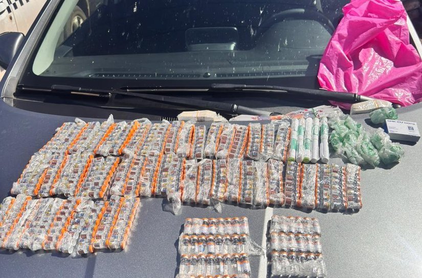 Polícia Militar e PRF apreendem R$ 300 mil em frascos de Monjauro e prendem casal por contrabando