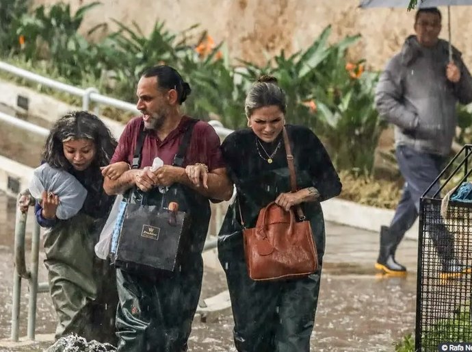 Porto Alegre enfrenta chuva forte e bairro Menino Deus volta a alagar