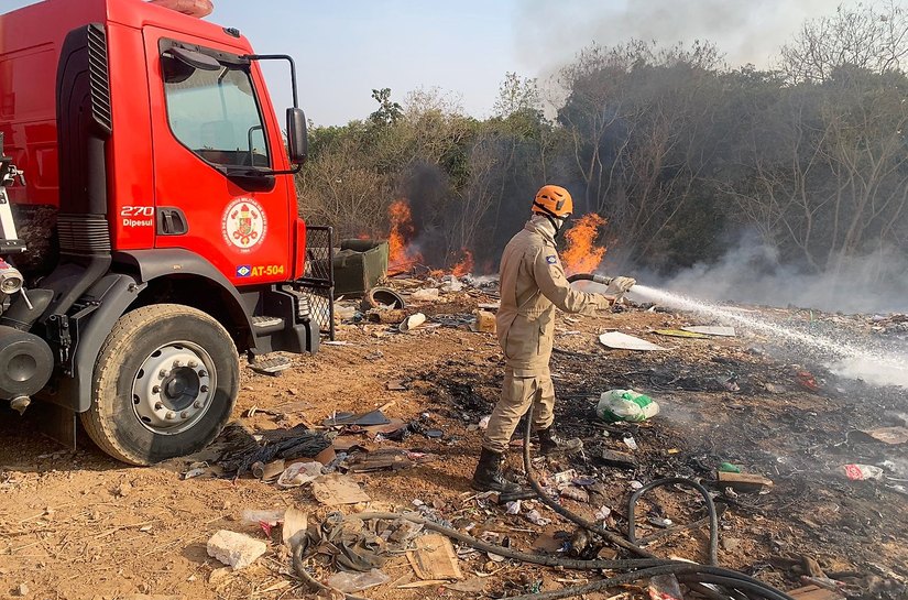 Corpo de Bombeiros Militar combate incêndio em lixão em Primavera do Leste, MT