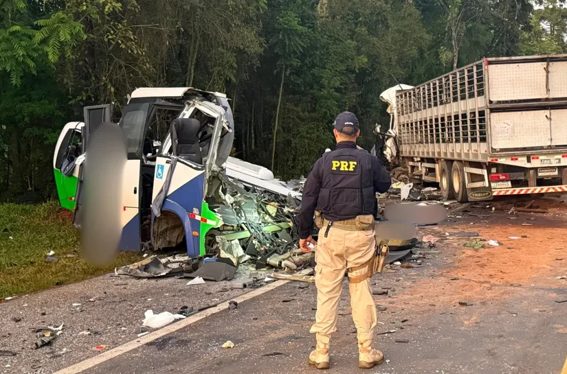 Acidente entre micro-ônibus e carreta deixa 23 mortos e cinco feridos no Paraná