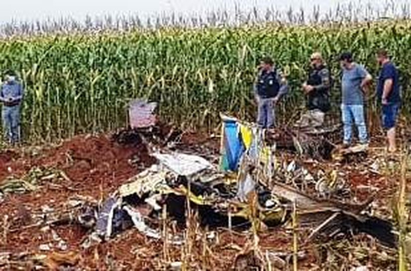 Avião agrícola de pequeno porte cai neste domingo, 14, dentro de fazenda e mata piloto