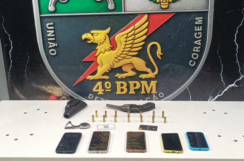 prende suspeito por golpes de estelionato, apreende arma de fogo e munições