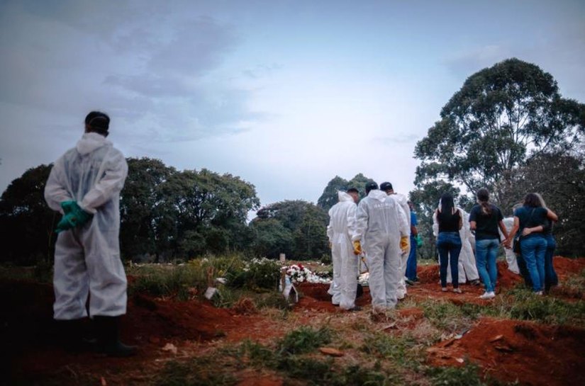 Brasil registra 2.929 mortes por Covid-19 em 24 horas e passa de 370 mil óbitos