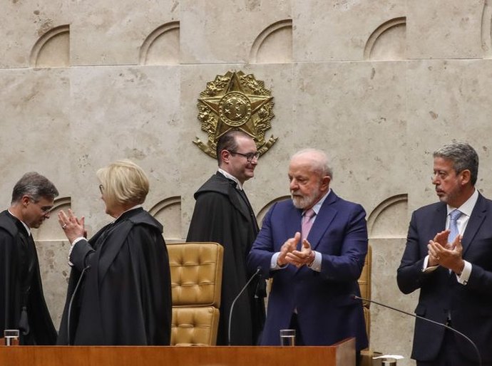 Cristiano Zanin toma posse como novo ministro do Supremo Tribunal Federal
