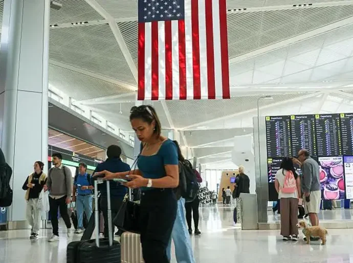 Vistos de meio milhão, regras mais duras: a ofensiva de Trump para reduzir também imigração legal