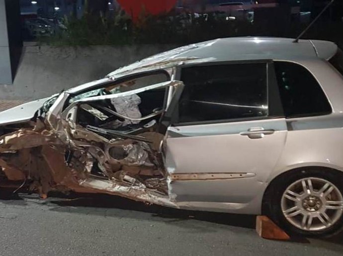 Veja Fotos e Vídeo: Motorista ‘bate’ em poste do VLT na Avenida da FEB em VG e capota veículo