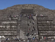 Ataque a tiros em pirâmides do México deixa turista morta e várias pessoas feridas