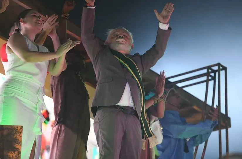 Desfile sobre Lula cita Temer e tem Bolsonaro como Bozo; oposição reage