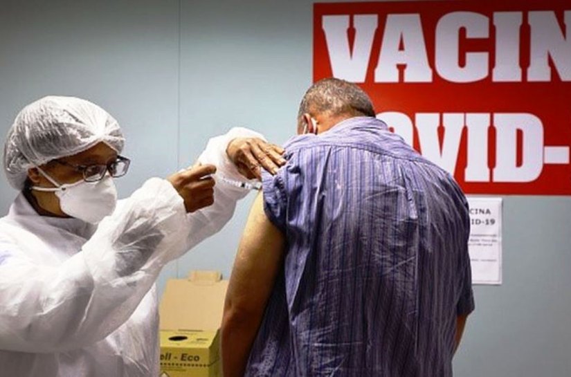 Chefe de vacinas da Pfizer: 'Quando chegar sua vez, tome a que estiver disponível'