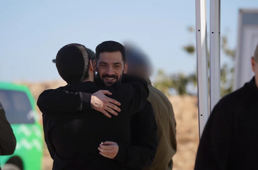 Primeiros reféns do Hamas chegam a base militar em Israel após serem soltos