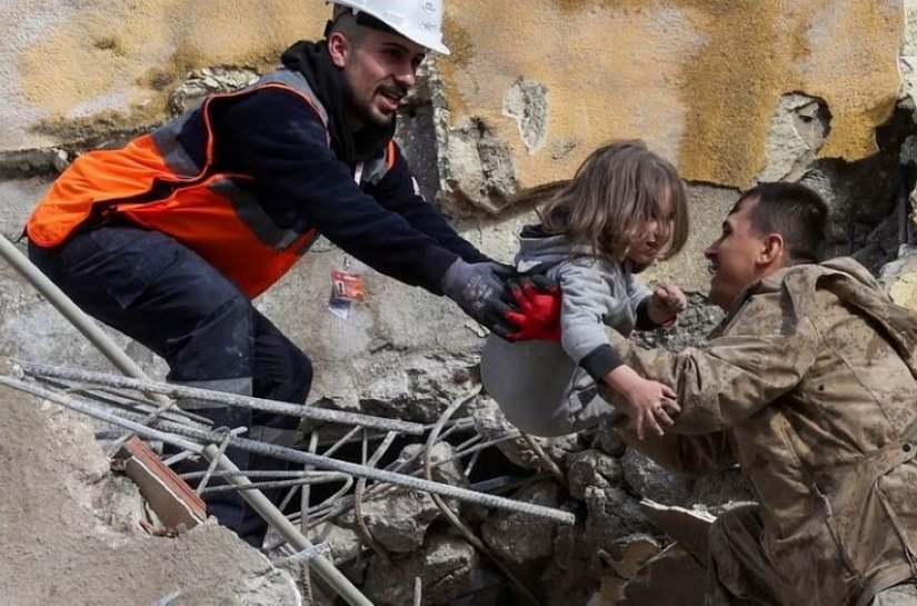 Turquia e Síria buscam contra o relógio por sobreviventes dos terremotos que causaram mais de 5.000 mortes