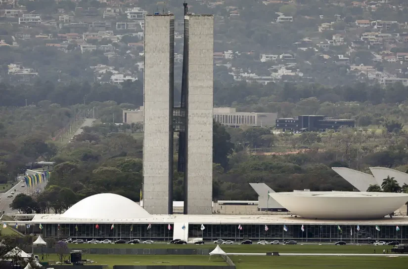 Lula sanciona, com vetos, reajuste salarial para cargos do Legislativo