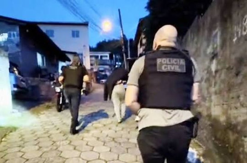 Polícia Civil cumpre mandados contra investigados por pedofilia e indução à automutilação na internet