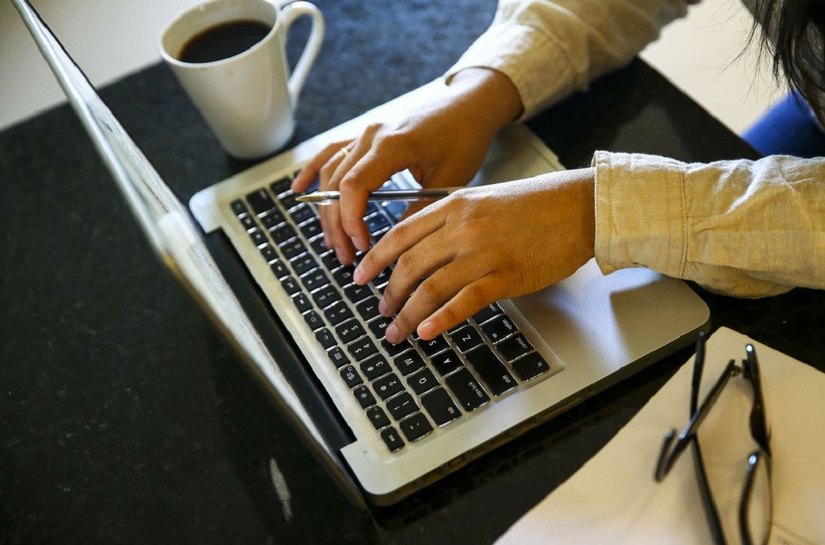 Mulheres são mais conectadas, mas acessam menos serviços na internet