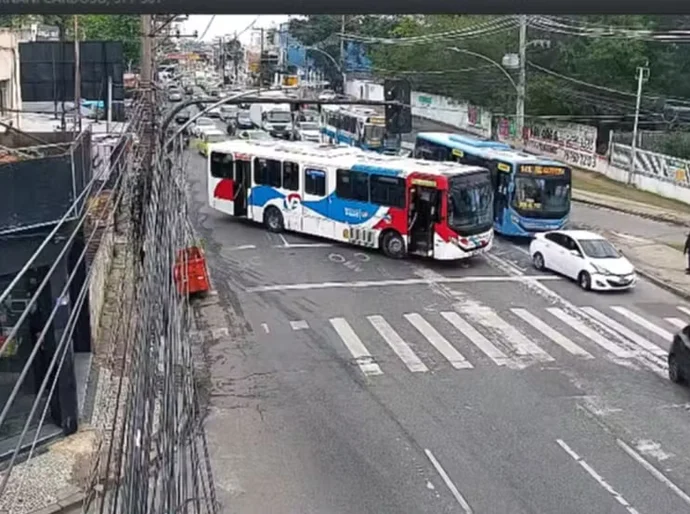 Dezenove ônibus são tomados como barricadas na Zona Norte do Rio após operação com 1 morto e 5 presos