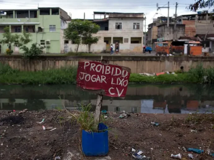 Como é viver sob a lei de ferro do Comando Vermelho (que continua exatamente como antes da megaoperação policial no Rio)