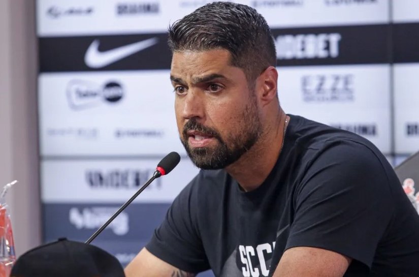 António Oliveira sobre Corinthians: “Se quisesse zona de conforto, teria ficado onde estava”