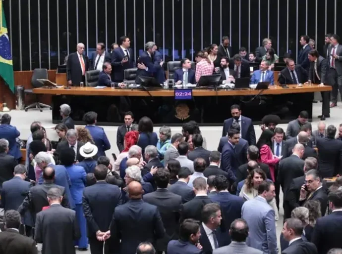 Redução de penas que beneficia Bolsonaro e condenados pelo 8 de janeiro é aprovada após noite de confusão na Câmara