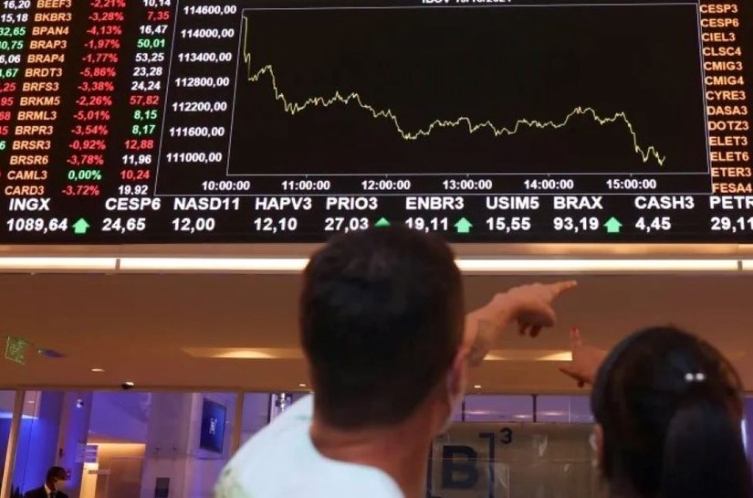 Ibovespa fecha em queda de 1,67% com receios fiscais; dólar sobe a R$ 5,21