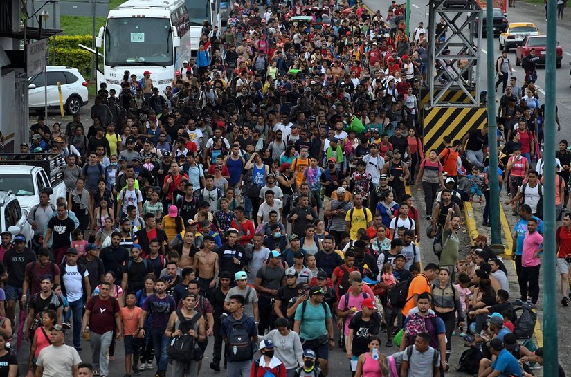 Forçados a andar, sem prisões: é assim que avança a caravana de milhares de migrantes que fogem de Tapachula