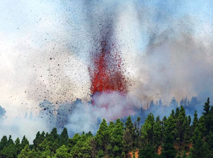 Vulcão Cumbre Vieja entra em erupção no Arquipélago das Canárias