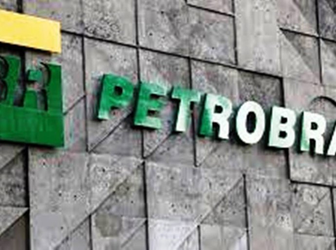 Ações da Petrobras caem mais de 3% após governo anunciar troca na presidência
