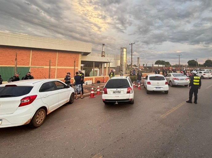 Operação Lei Seca prende seis motoristas por embriaguez ao volante, desobediência e porte ilegal de arma