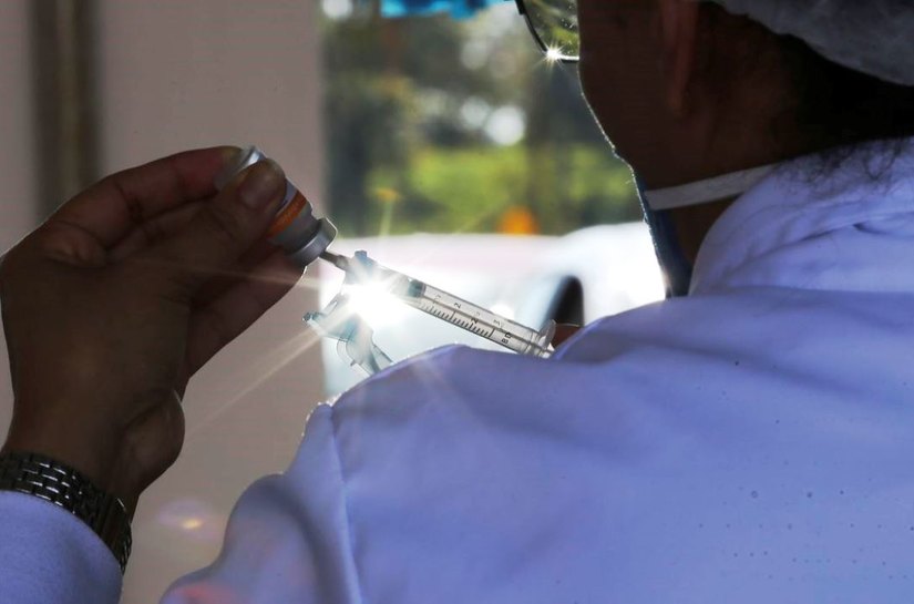 Covid-19: cai de 12 para 8 semanas prazo entre as doses da AstraZeneca