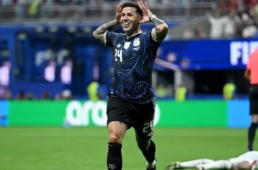 Argentina vira nos acréscimos, elimina a Inglaterra e vai à final da Copa