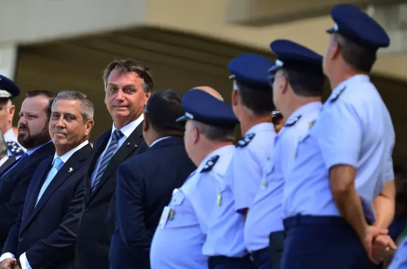 O que acontece com salários e patentes de Bolsonaro e outros militares condenados?