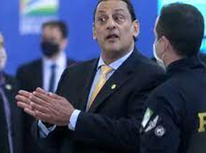 PF consegue acessar conteúdo de celulares apreendidos de Wassef