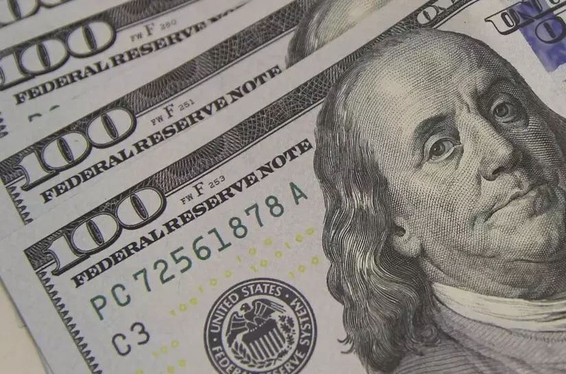 Dólar cai e fecha a R$ 4,97 em meio a incertezas sobre acordo entre EUA e Irã; Ibovespa avança