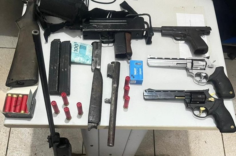 Patrulha Rural prende dupla de faccionados com submetralhadora, revólveres e pistola