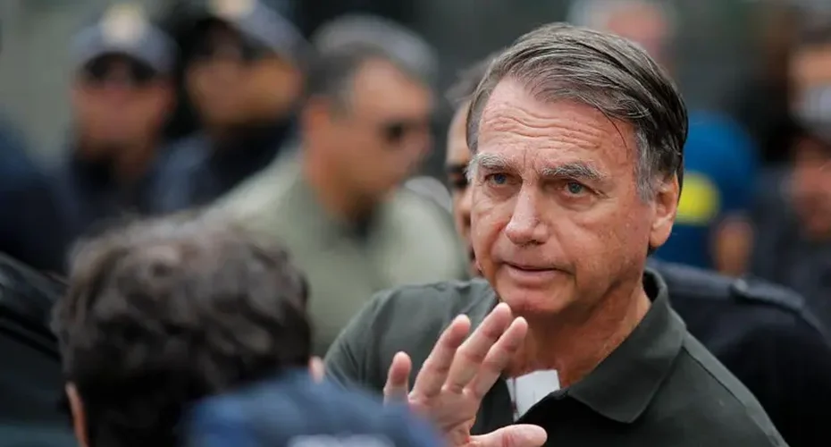 Bolsonaro tem 'piora da função renal' e segue internado na UTI sem previsão de alta, dizem médicos